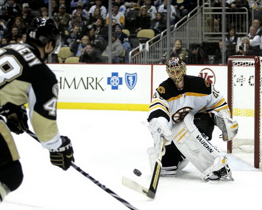 Tyler Kennedy, Tuukka Rask